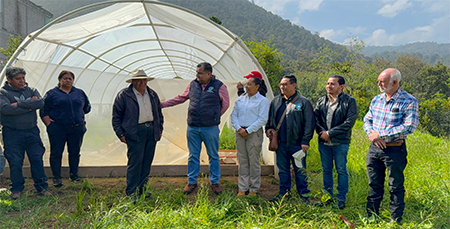 El Dr. Mauricio Iván Andrade Luna, Director General Interino del Colegio Postgraduados y ejidatarios de Santa Catarina del Monte dan el banderazo para la reforestación en la montaña de Texcoco 2025.
